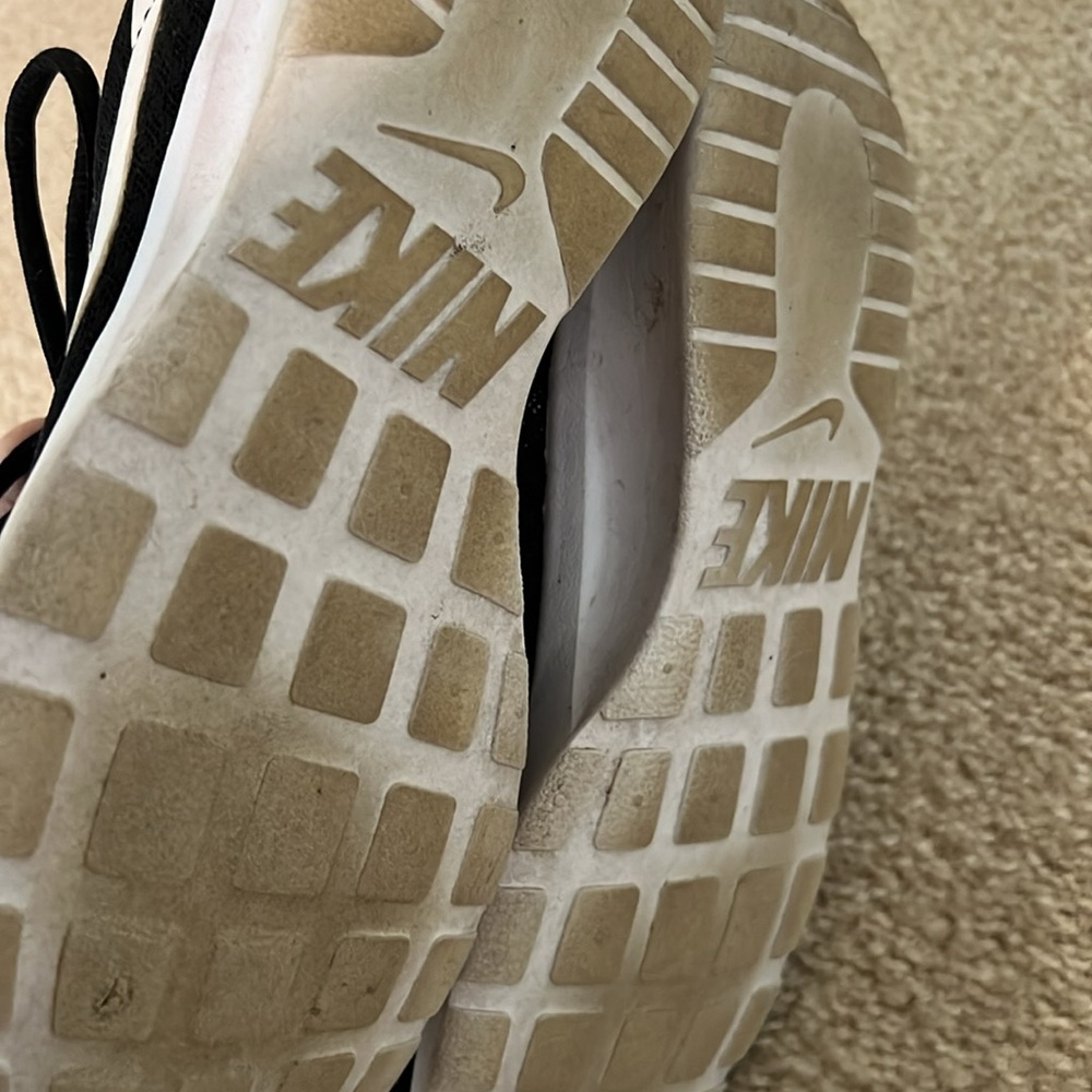 Nike black and white sneakers size 7.5 barely worn - Picture 3 of 4